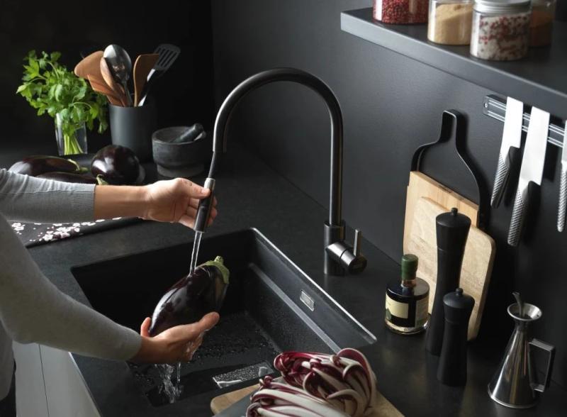 Franke Kitchen tap Eos Neo with spout pull-out spray head brushed black 115.0666.438