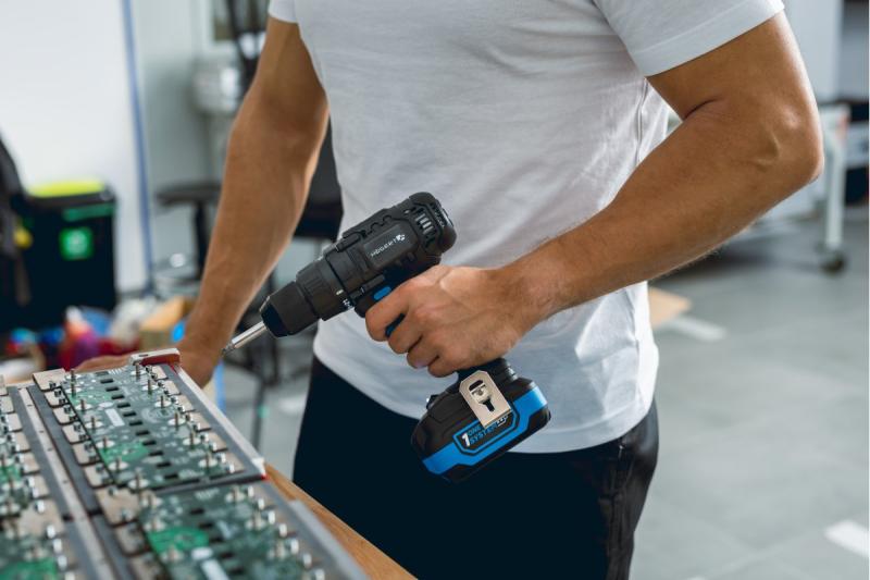 HÖGERT powerful cordless screwdriver 18V for wood and metal