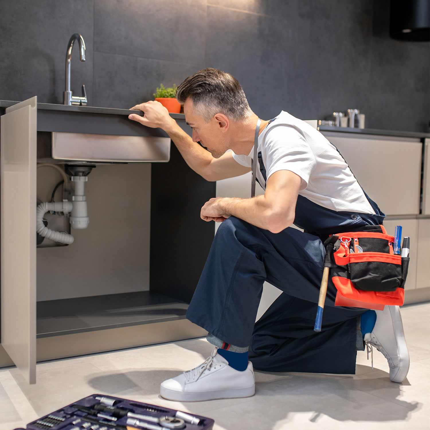 Bathroom and kitchen faucets grounding